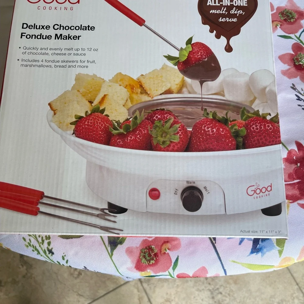 New in the box! Fun deluxe chocolate fondue maker - Picture 3 of 3